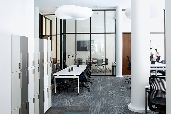 A table-based furniture solution that adapts easily for focus and group environments is used with casters for easy mobility, and is the basis for workspaces throughout Civic Hall. | Featured: ReGeneration by Knoll Work and High Task Chairs, Antenna Workspaces Tables, Sparrow Desktop Lights, MultiGeneration by Knoll Hybird Chairs, Saarinen Oval Dining Tables